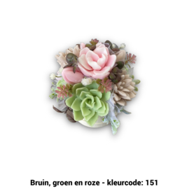 Zeepbloemen in kleine houten pot
