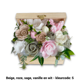 Zeepbloemen in middelgrote onbeschilderde houten kist