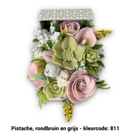 Zeepbloemen in kleine vierkante doos met deksel er achter