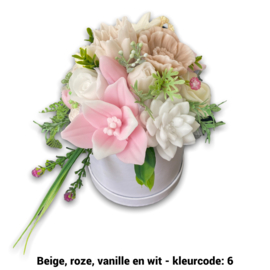 Zeepbloemen in hoge ronde doos
