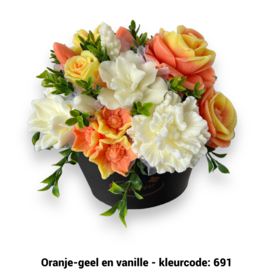 Zeepbloemen in zwarte ovale doos