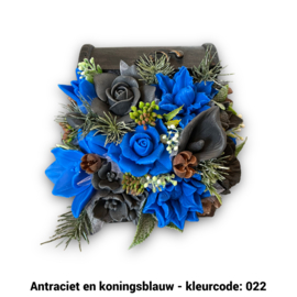 Zeepbloemen in kleine houten kist