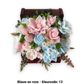 Zeepbloemen in kleine houten kist