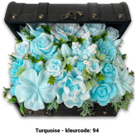 Zeepbloemen in grote houten kist