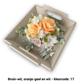 Zeepbloemen op dienblad (met meer bloemen)