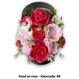 Zeepbloemen in ronde doos met deksel er achter