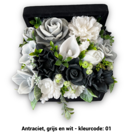 Zeepbloemen in middelgrote kist bedekt met stof