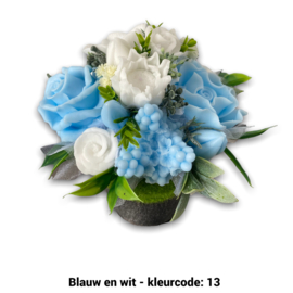 Zeepbloemen in middelgrote pot gedeeltelijk bedekt met decor gras