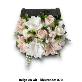 Zeepbloemen in kleine houten kist