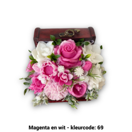 Zeepbloemen in kleine houten kist