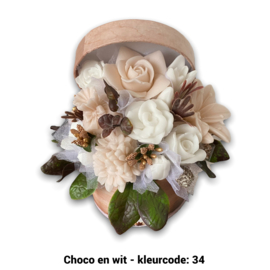 Zeepbloemen in ronde doos met kerst print (met cadeautje erin)