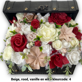 Zeepbloemen in grote houten kist