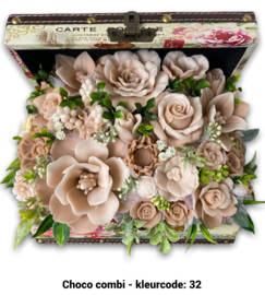Zeepbloemen in grote kist met rozen print