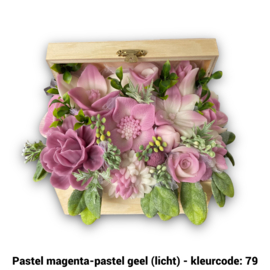 Zeepbloemen in middelgrote onbeschilderde houten kist