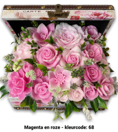 Zeepbloemen in grote kist met rozen print