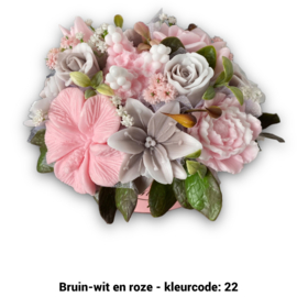 Zeepbloemen in zwarte ovale doos