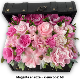 Zeepbloemen in grote houten kist