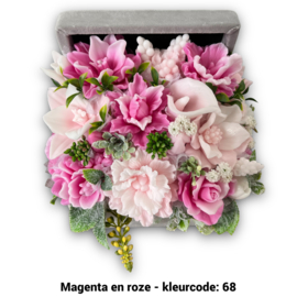 Zeepbloemen in middelgrote kist bedekt met stof