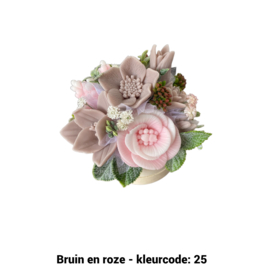 Zeepbloemen in kleine houten pot