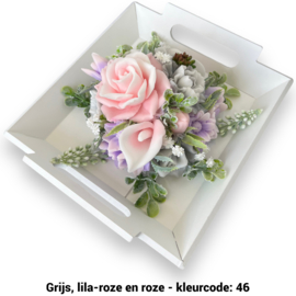 Zeepbloemen op dienblad (met meer bloemen)