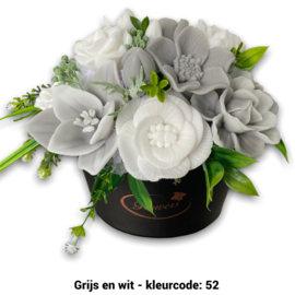 Zeepbloemen in zwarte ovale doos