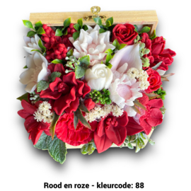 Zeepbloemen in middelgrote onbeschilderde houten kist