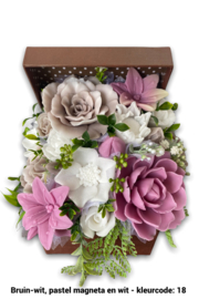 Zeepbloemen in grote vierkante doos