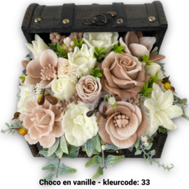 Zeepbloemen in middelgrote houten kist