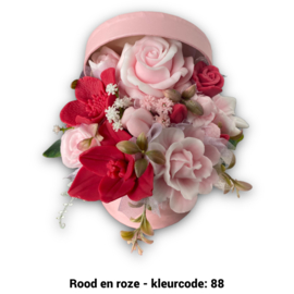 Zeepbloemen in ronde doos met deksel er achter