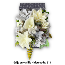 Zeepbloemen in kleine vierkante doos met deksel er achter