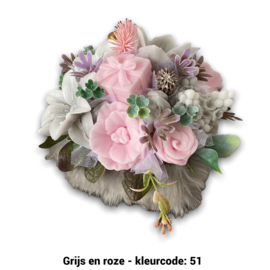 Zeepbloemen in kleine vierkante doos bedekt met bont (met cadeautje erin)