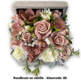 Zeepbloemen in middelgrote kist bedekt met stof