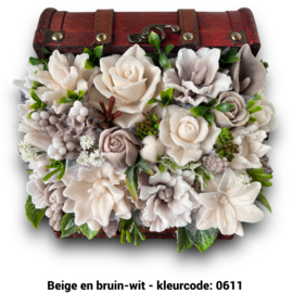 Zeepbloemen in middelgrote houten kist