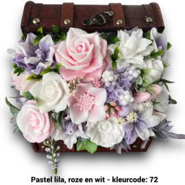 Zeepbloemen in middelgrote houten kist