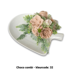 Zeepbloemen op schep vormige bord