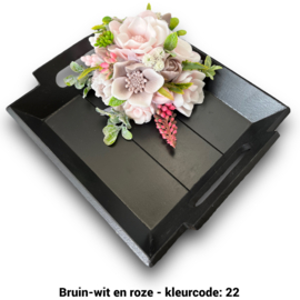 Zeepbloemen op dienblad (met minder bloemen in de hoek)