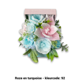 Zeepbloemen in kleine vierkante doos met deksel er achter
