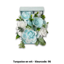 Zeepbloemen in kleine vierkante doos met deksel er achter