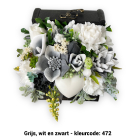 Zeepbloemen in kleine houten kist