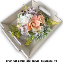 Zeepbloemen op dienblad (met meer bloemen)
