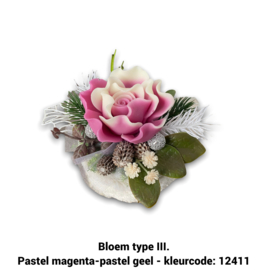 Zeepbloemen in kleine pot bedekt met bont (met kerstversiering)