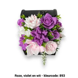 Zeepbloemen in kleine houten kist