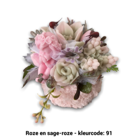 Zeepbloemen in ronde doos bedekt met stof (met engeltje erin)