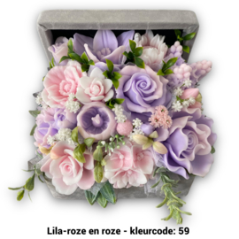 Zeepbloemen in middelgrote kist bedekt met stof