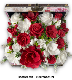 Zeepbloemen in grote kist met rozen print