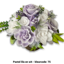 Zeepbloemen in grote pot gedeeltelijk bedekt met decor gras