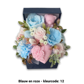 Zeepbloemen in kleine vierkante doos (met beertje en hartje erin)