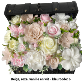Zeepbloemen in grote houten kist