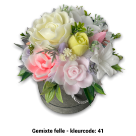 Zeepbloemen in hoge ronde doos