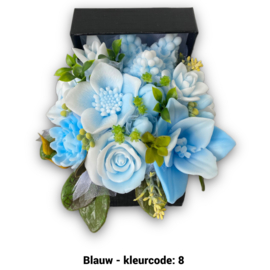 Zeepbloemen in kleine vierkante doos met deksel er achter